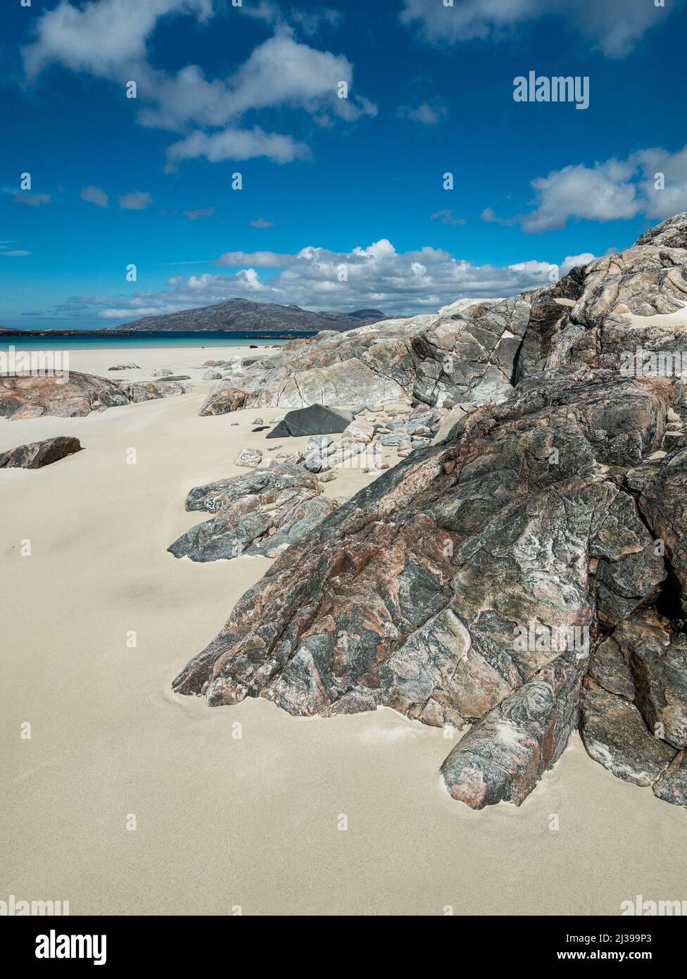 Felsen und Sand am Traigh Mheilein Beach in der Nähe von Hushinish auf der Isle of Harris in den Äußeren Hebriden, Schottland, Großbritannien Stockfoto