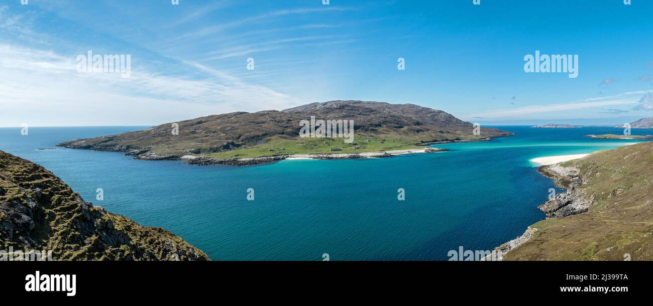 Panoramablick auf die kleine und abgelegene Hebriden-Insel Scarp und Caolis an Scarp von Hushinish auf der Isle of Harris, Schottland, Großbritannien Stockfoto