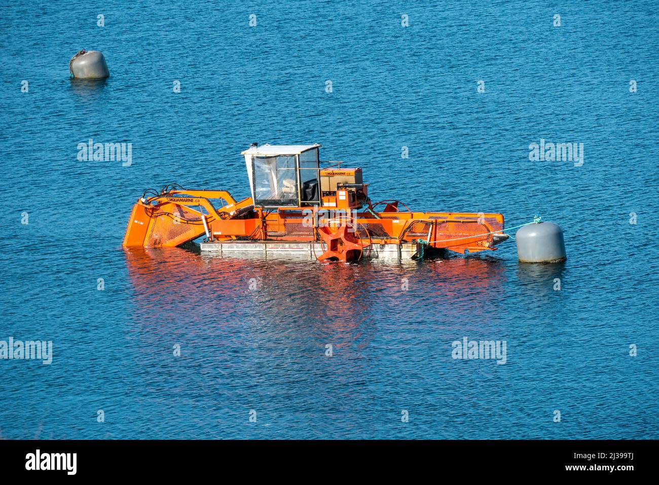 Aquamarin Modell H5-200 Aquatic Weed Harvester liegt in Loch Tarbert auf der Isle of Harris, Schottland, Großbritannien Stockfoto