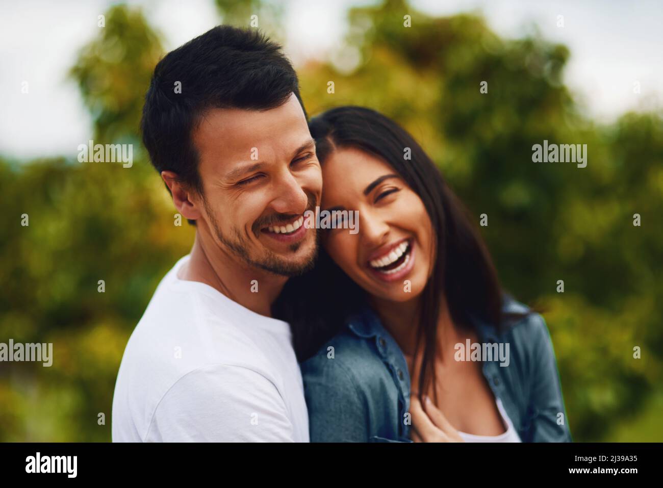 Liebe ist das, was das Leben schön macht. Aufnahme eines liebevollen jungen Paares, das einen romantischen Tag im Park verbringt. Stockfoto