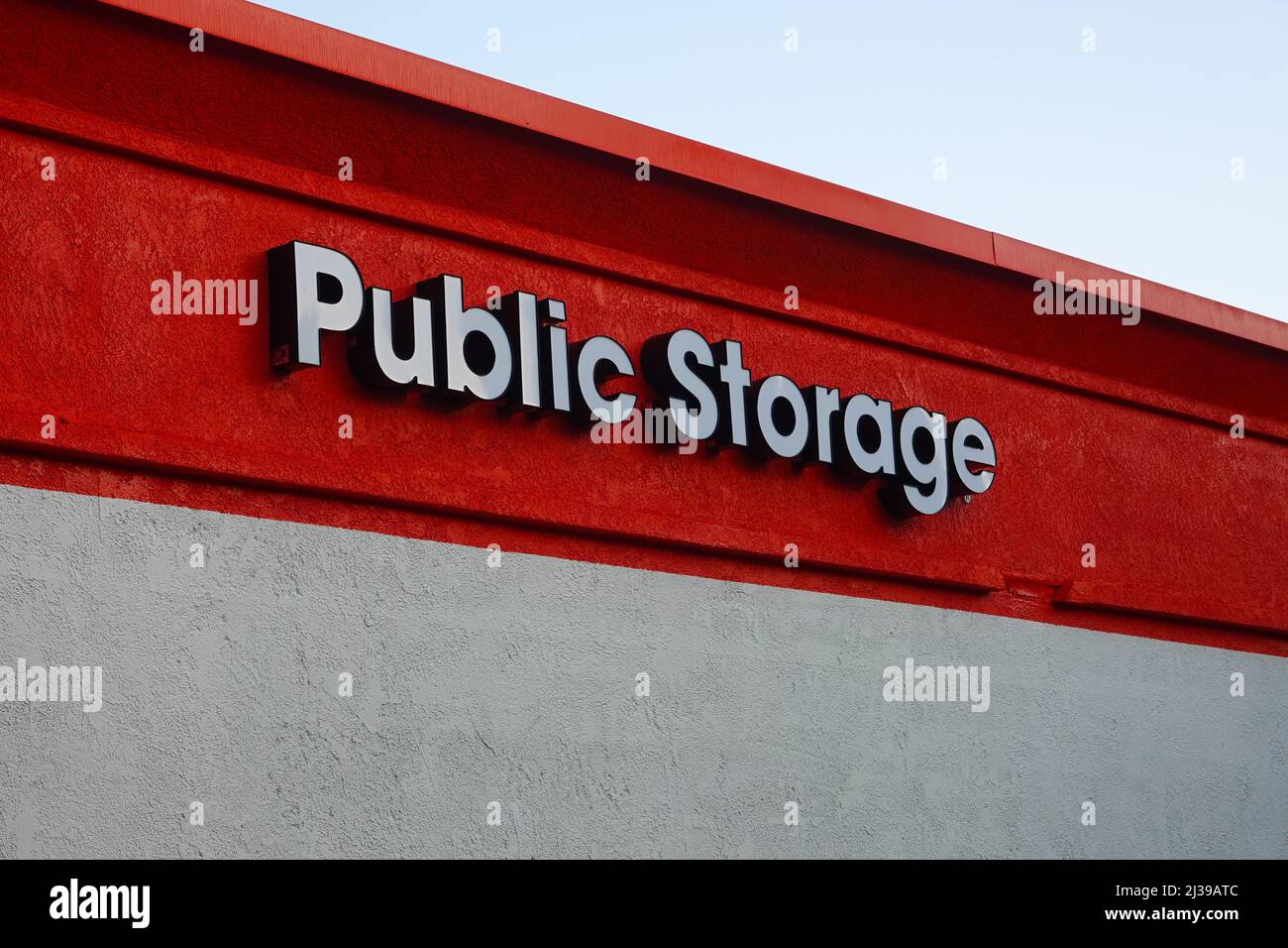 Schild für das öffentliche Lagergebäude Stockfoto