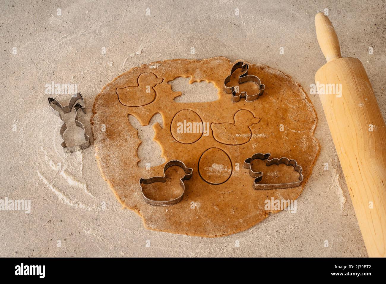 Ostern Backen flach Lay.Spring Symbole aus Lebkuchen.hausgemachte Cookies.Osterhase, Kaninchen, Eier und Enten aus köstlichen Honig Teig. Stockfoto