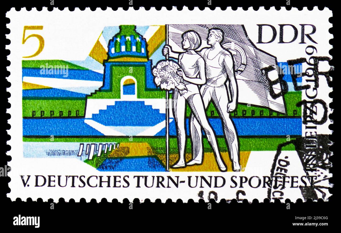 MOSKAU, RUSSLAND - 26. MÄRZ 2022: In Deutschland gedruckte Briefmarke zeigt Athleten, Nationales Kampfdenkmal, 5. Deutsches Gymnastik- und Sportfest, Stockfoto