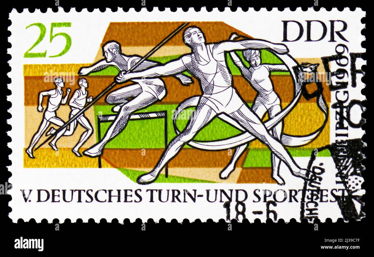 MOSKAU, RUSSLAND - 26. MÄRZ 2022: In Deutschland gedruckte Briefmarke zeigt Flaggenwaver, Athleten, 5. Deutsches Gymnastik- und Sportfest, Leipzig-Serie Stockfoto