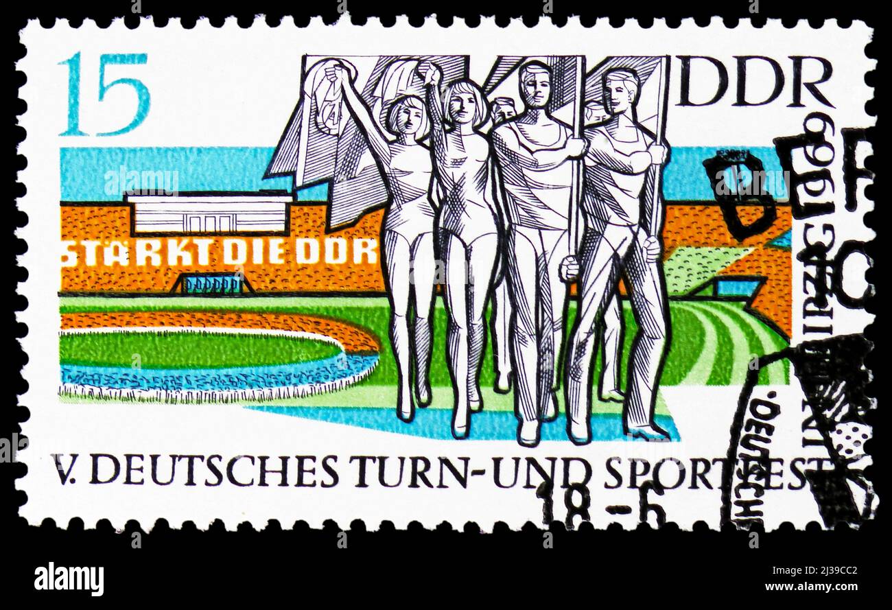 MOSKAU, RUSSLAND - 26. MÄRZ 2022: Briefmarke gedruckt in Deutschland zeigt Sportschau im Stadion, 5. Deutsches Gymnastik- und Sportfest, Leipzig Stockfoto