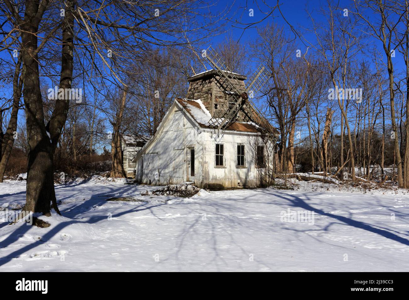 Alte Scheune mit Windmühle Long Island New York Stockfoto