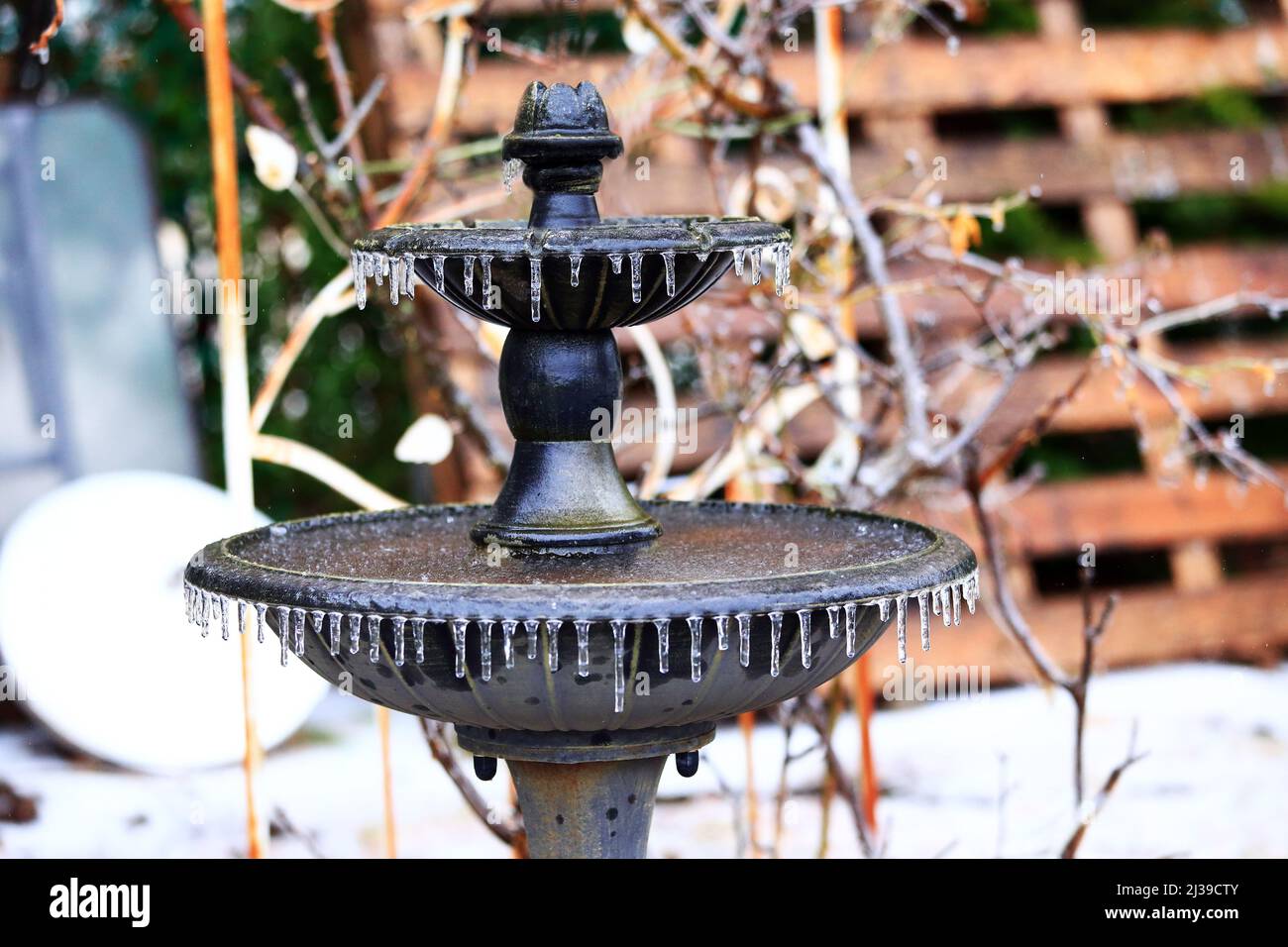 gefrorene Brunnen Stockfoto