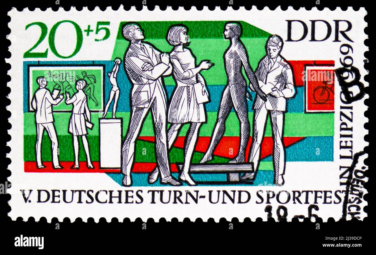 MOSKAU, RUSSLAND - 26. MÄRZ 2022: In Deutschland gedruckte Briefmarke zeigt Kunstausstellung mit Sportmotiven, 5. Deutsches Gymnastik- und Sportfest, Stockfoto