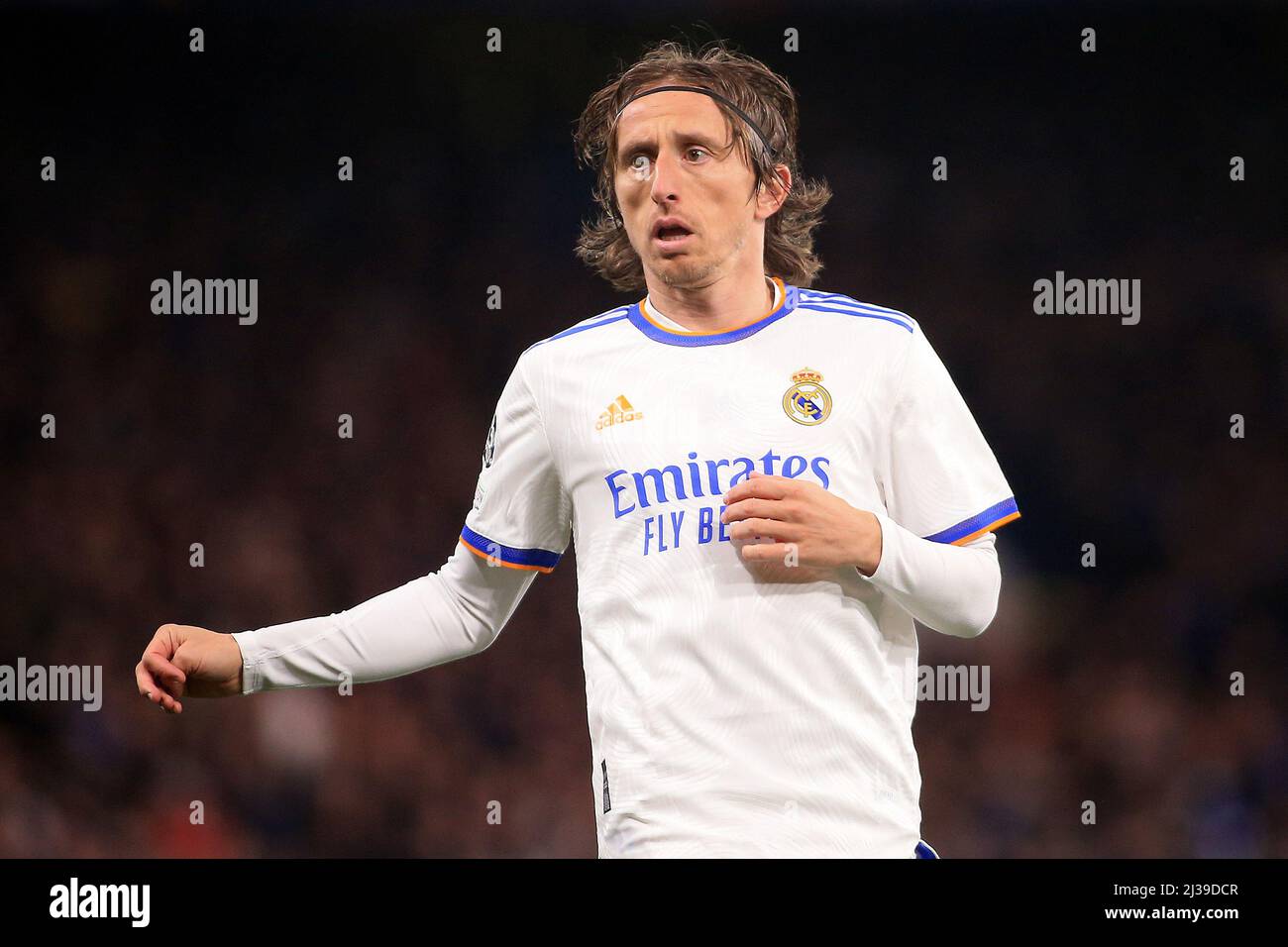 London, Großbritannien. 06. April 2022. Luka Modric von Real Madrid schaut auf. UEFA Champions League, Viertelfinale 1., Chelsea gegen Real Madrid an der Stamford Bridge in London am Mittwoch, 6.. April 2022. Dieses Bild darf nur für redaktionelle Zwecke verwendet werden. Nur zur redaktionellen Verwendung, Lizenz für kommerzielle Nutzung erforderlich. Keine Verwendung bei Wetten, Spielen oder Veröffentlichungen in einem Club/einer Liga/einem Spieler. PIC von Steffan Bowen/Andrew Orchard Sports Photography/Alamy Live News Credit: Andrew Orchard Sports Photography/Alamy Live News Stockfoto