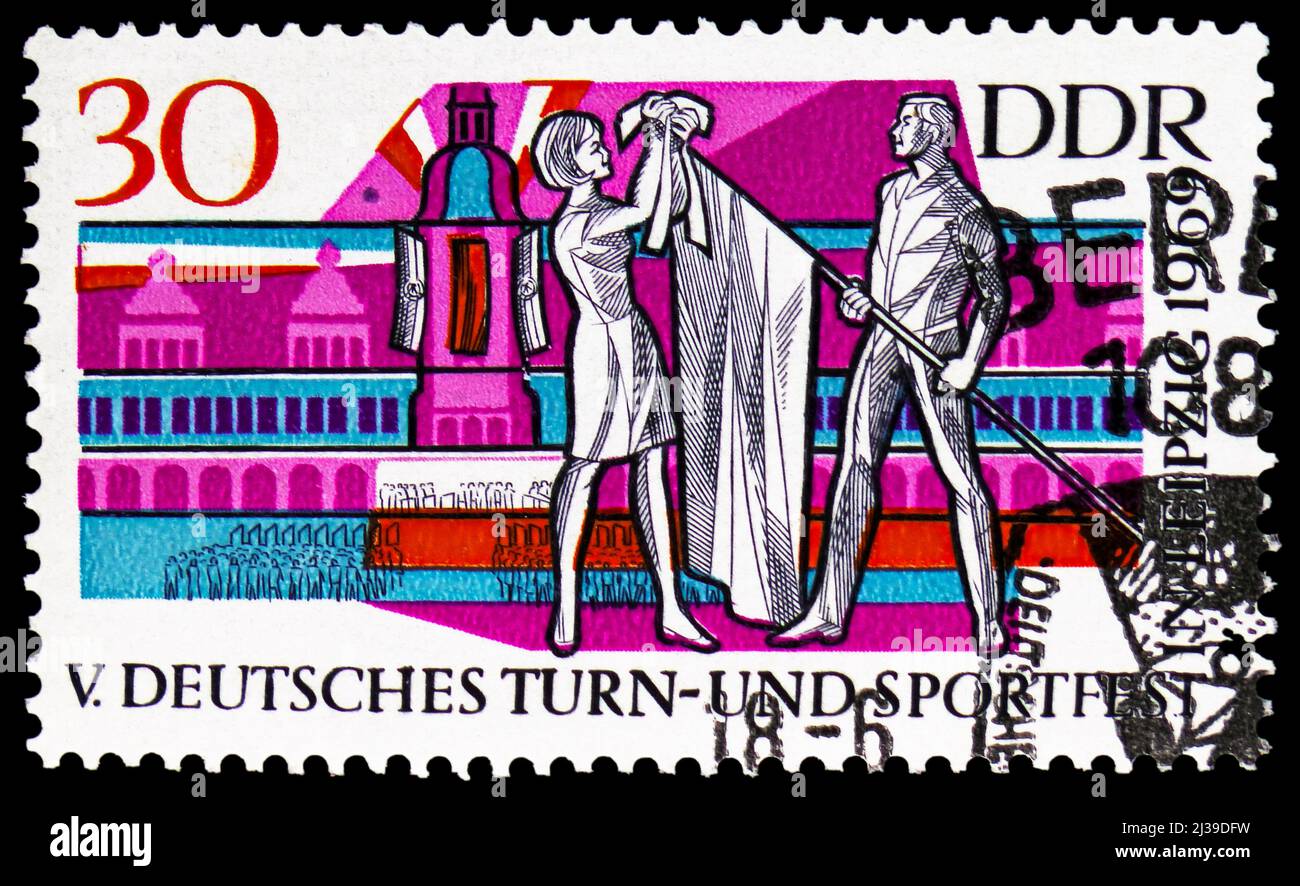 MOSKAU, RUSSLAND - 26. MÄRZ 2022: In Deutschland gedruckte Briefmarke zeigt Fahnenweihe vor dem Alten Rathaus, Leipzig, 5. Deutsche Gymnastik Stockfoto