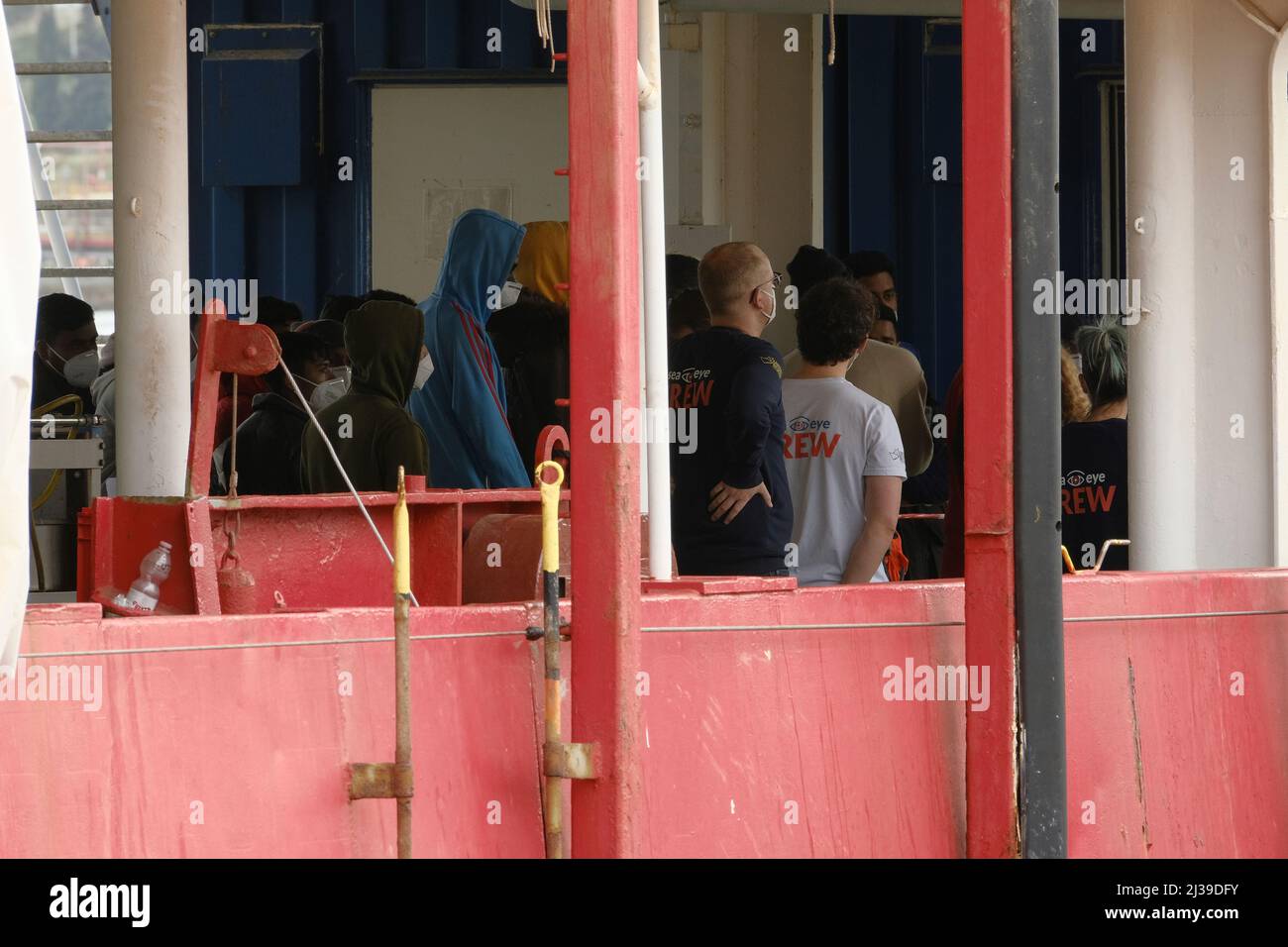 Augusta, Sizilien, Italien 6. April 2022. Das deutsche NGO-Schiff Sea-Eye 4 dockte im Hafen von Augusta an, 106 Migranten wurden im zentralen mittelmeer gerettet. Unter den geretteten Migranten aus Ägypten, Nigeria, dem Sudan, dem Südsudan und Syrien gibt es auch 22 Kinder. Stockfoto