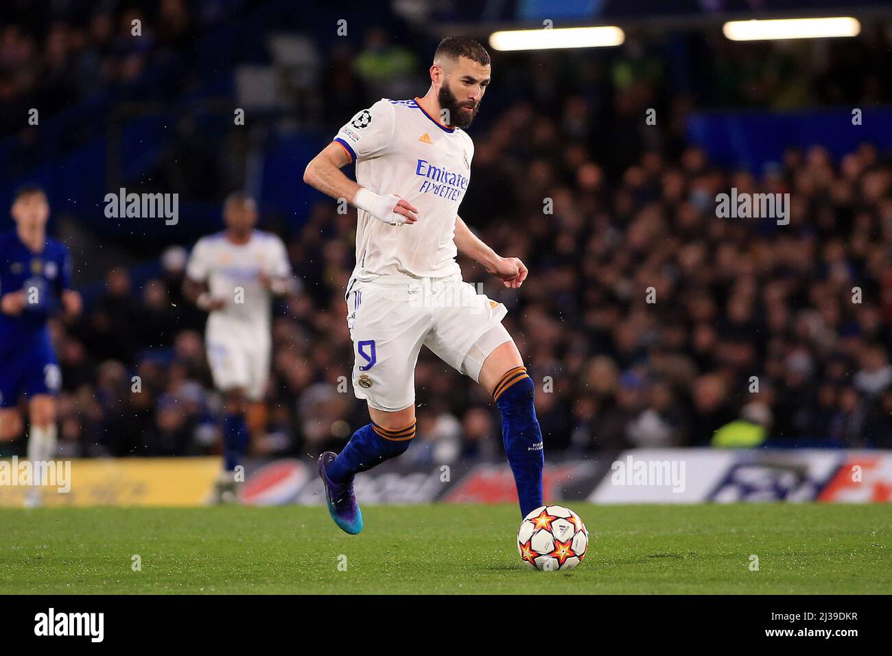 London, Großbritannien. 06. April 2022. Karim Benzema von Real Madrid in Aktion während des Spiels. UEFA Champions League, Viertelfinale 1., Chelsea gegen Real Madrid an der Stamford Bridge in London am Mittwoch, 6.. April 2022. Dieses Bild darf nur für redaktionelle Zwecke verwendet werden. Nur zur redaktionellen Verwendung, Lizenz für kommerzielle Nutzung erforderlich. Keine Verwendung bei Wetten, Spielen oder Veröffentlichungen in einem Club/einer Liga/einem Spieler. PIC von Steffan Bowen/Andrew Orchard Sports Photography/Alamy Live News Credit: Andrew Orchard Sports Photography/Alamy Live News Stockfoto