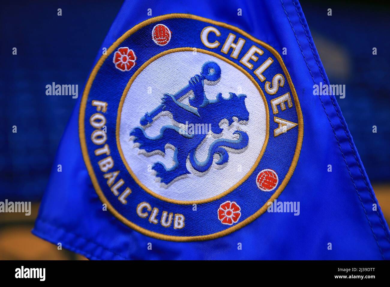 London, Großbritannien. 06. April 2022. Chelsea FC Eckflagge .UEFA Champions League, Viertelfinale 1.-Leg-Spiel, Chelsea gegen Real Madrid an der Stamford Bridge in London am Mittwoch, 6.. April 2022. Dieses Bild darf nur für redaktionelle Zwecke verwendet werden. Nur zur redaktionellen Verwendung, Lizenz für kommerzielle Nutzung erforderlich. Keine Verwendung bei Wetten, Spielen oder Veröffentlichungen in einem Club/einer Liga/einem Spieler. PIC von Steffan Bowen/Andrew Orchard Sports Photography/Alamy Live News Credit: Andrew Orchard Sports Photography/Alamy Live News Stockfoto