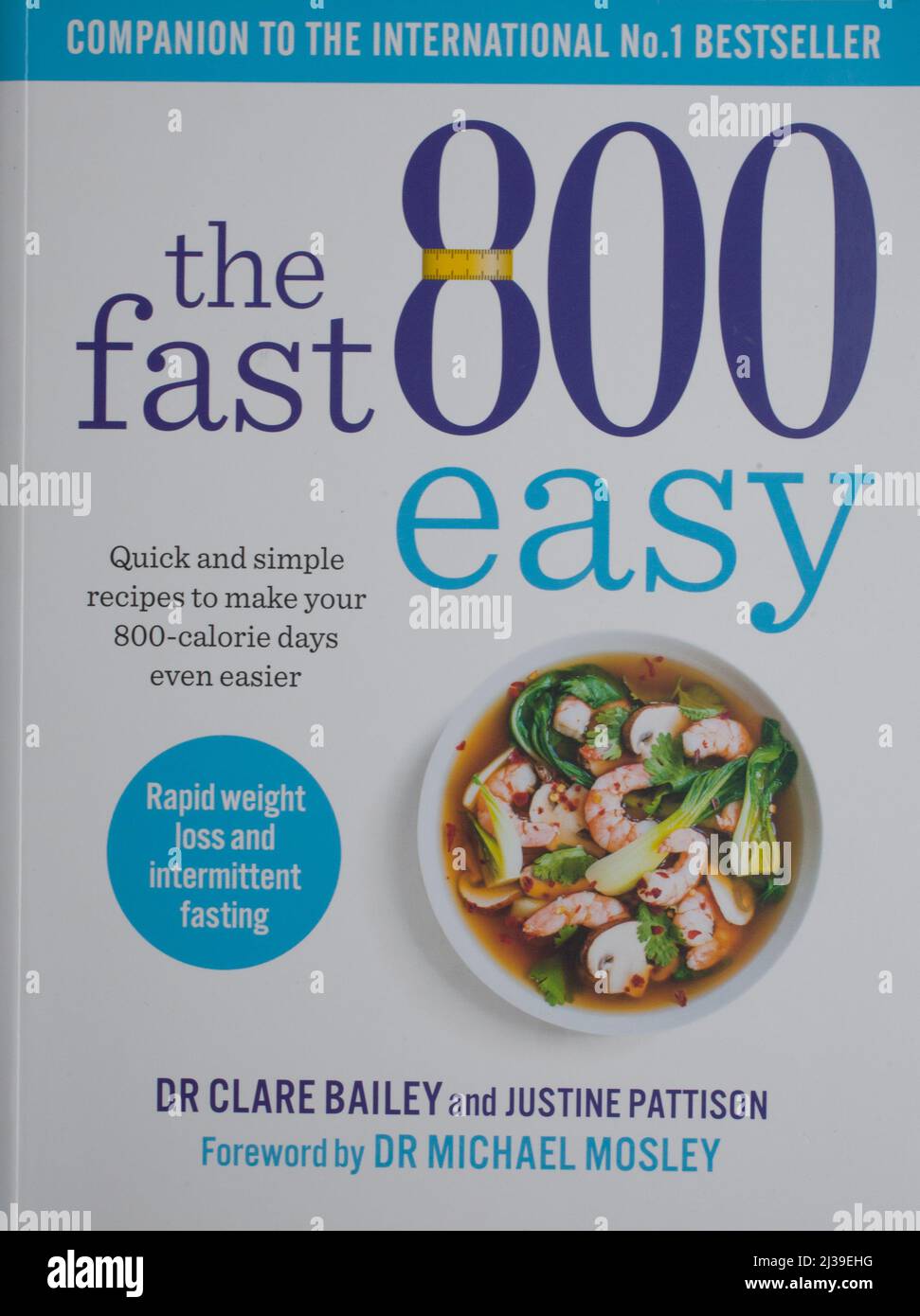 Das Buch The Fast 800 Easy: Schnelle und einfache Rezepte, um Ihre 800-Kalorien-Tage noch einfacher zu machen von Clare Bailey und Justine Pattison Stockfoto