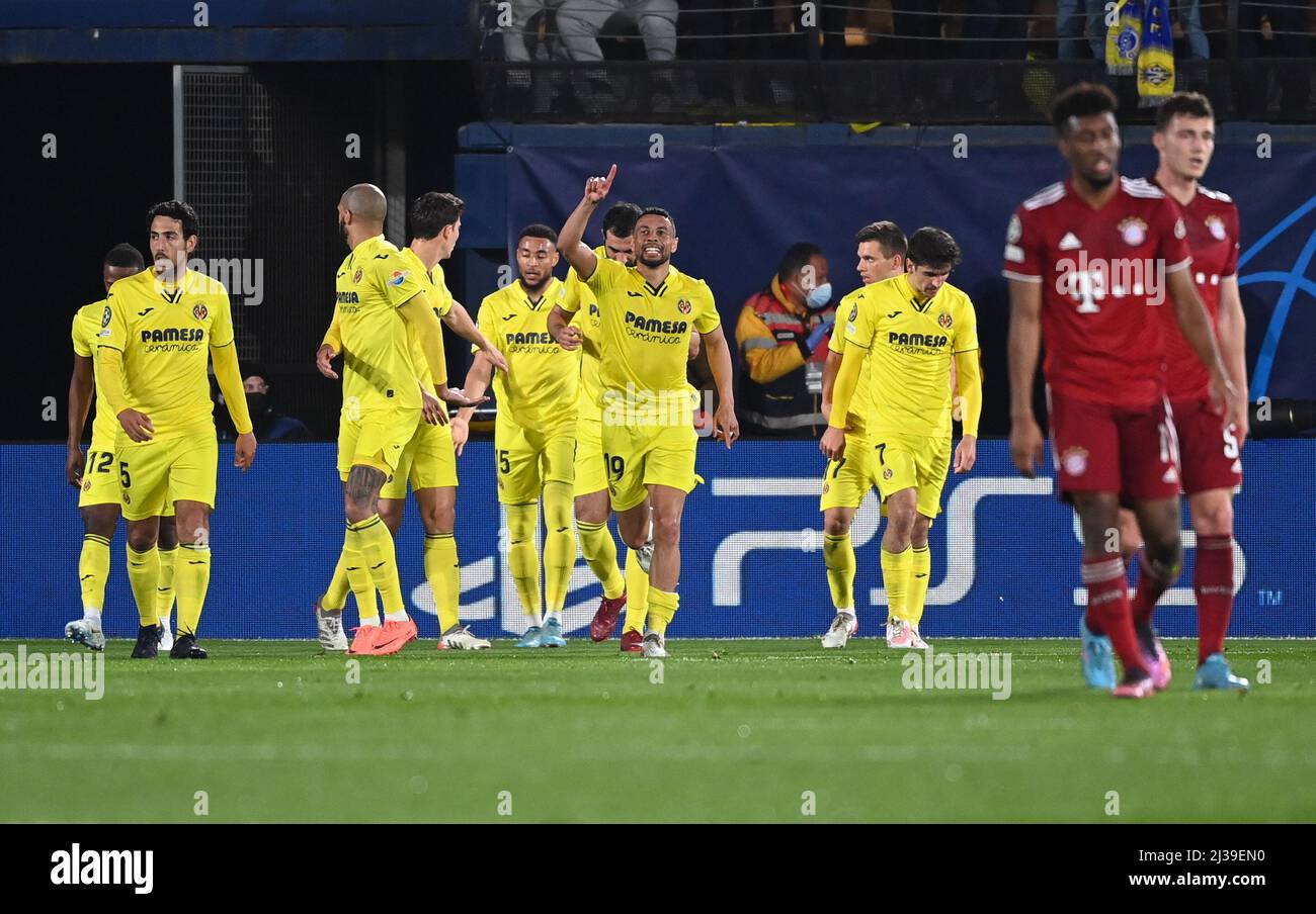 Villarreal, Spanien. 06. April 2022. Fußball: Champions League, FC Villarreal - FC Bayern München, Viertelfinale, erste Etappe beim Estadio de la Ceramica. Villarreals Francis Coquelin (Mitte) feiert sein angebliches Tor für 2:0, das für das Offside-Ziel nicht zugelassen wurde. Quelle: Sven Hoppe/dpa/Alamy Live News Stockfoto