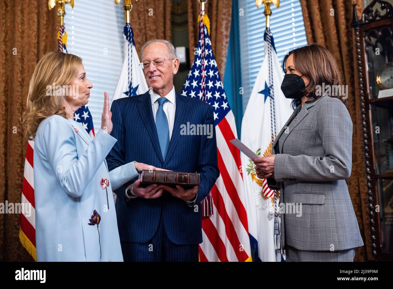 Washington, DC, USA, 06. April 2022, US-Vizepräsidentin Kamala Harris (R) schwört in Randi Levine (L) als US-Botschafter in Portugal im Eisenhower Executive Office Building in Washington, DC, USA, 06. April 2022.Quelle: Jim LoScalzo/Pool via CNP /MediaPunch Stockfoto