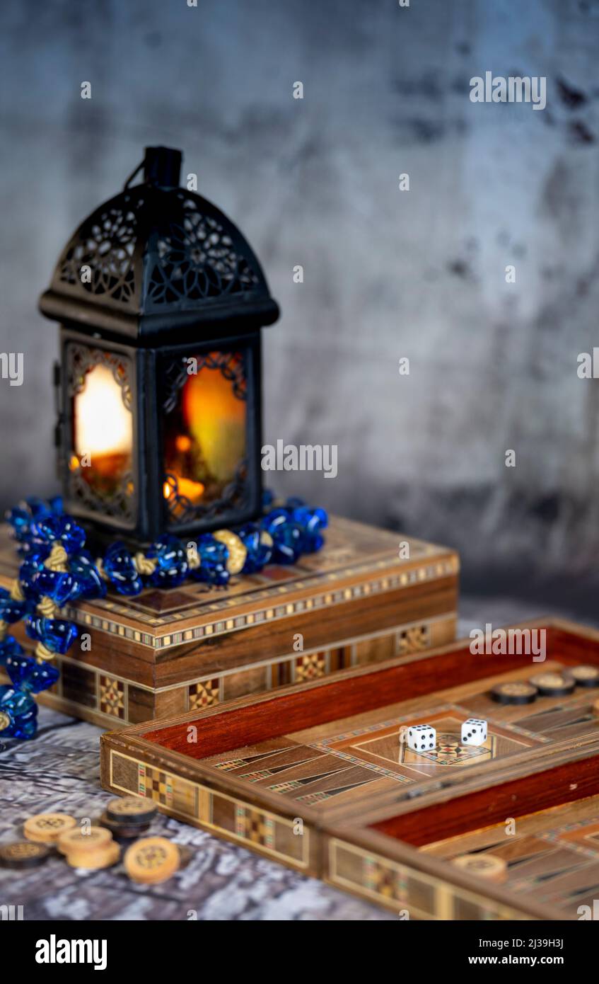 Ramadan Laterne erhellen und Backgammon-Spiel. Stockfoto