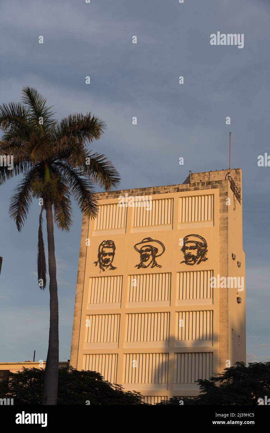 Metallgesichter von Fidel Castro, Ernesto Che Guevara und Camilo Cienfuegos an der Gebäudewand Stockfoto