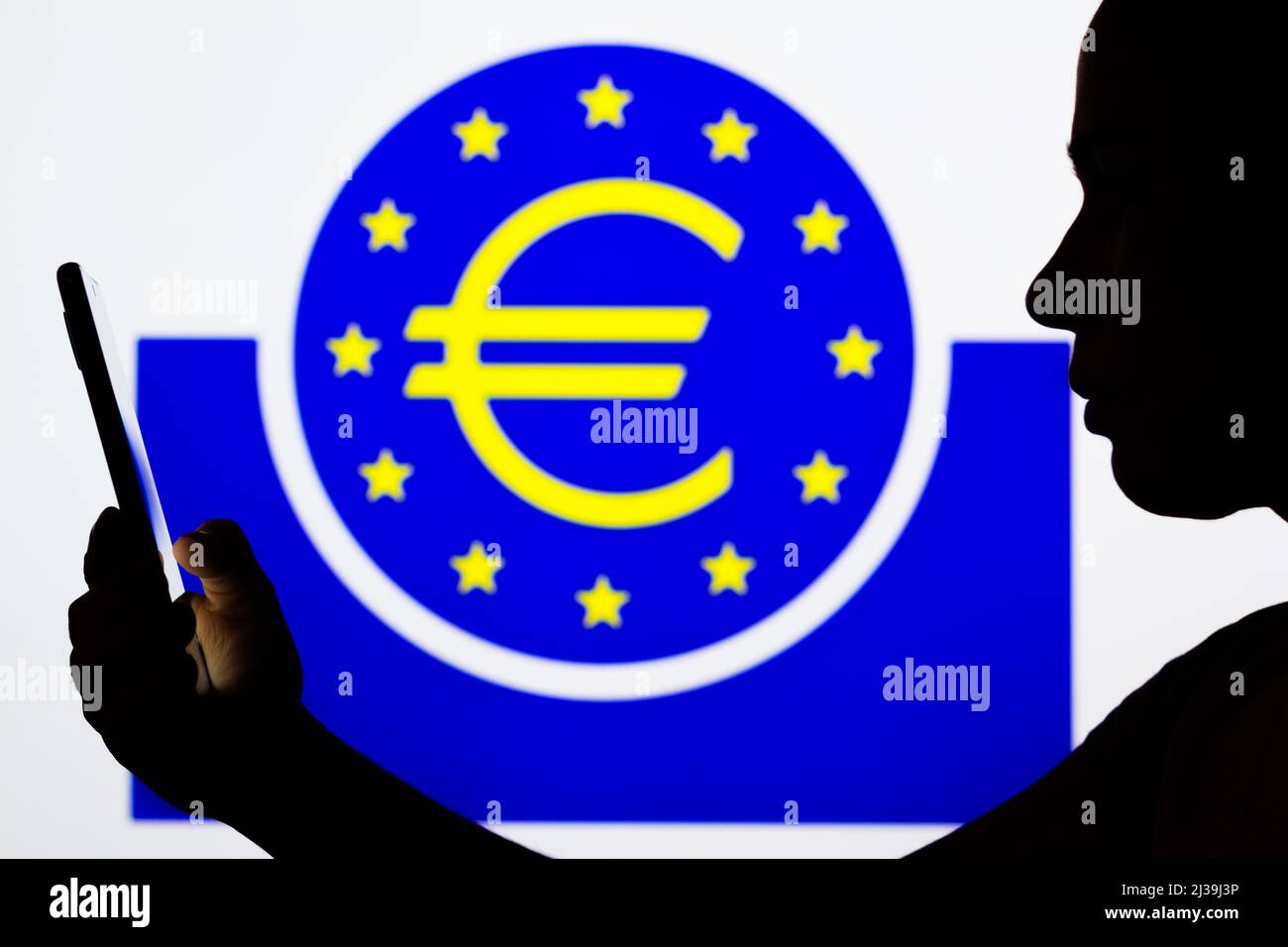 Brasilien. 6. April 2022. In dieser Fotobilder hält die Silhouette einer Frau ein Smartphone mit dem Logo der Europäischen Zentralbank (EZB) im Hintergrund. (Bild: © Rafael Henrique/SOPA Images via ZUMA Press Wire) Stockfoto