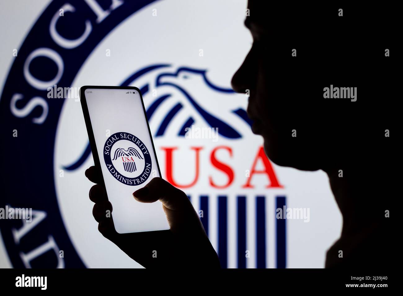 Brasilien. 06. April 2022. In dieser Fotolillustration hält die Silhouette einer Frau ein Smartphone mit dem Logo der US-amerikanischen Sozialversicherungsbehörde auf dem Bildschirm und im Hintergrund (Foto von Rafael Henrique/SOPA Images/Sipa USA) Quelle: SIPA USA/Alamy Live News Stockfoto Brasilien. 06. April 2022. In dieser Fotolillustration hält die Silhouette einer Frau ein Smartphone mit dem Logo der US-amerikanischen Sozialversicherungsbehörde auf dem Bildschirm und im Hintergrund (Foto von Rafael Henrique/SOPA Images/Sipa USA) Quelle: SIPA USA/Alamy Live News Stockfoto