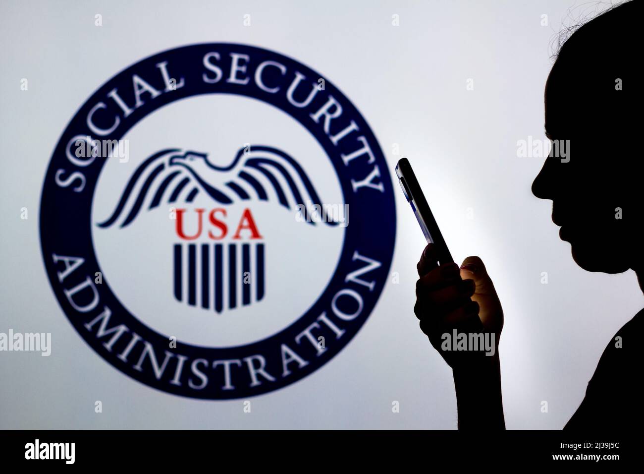 Brasilien. 06. April 2022. In dieser Fotolabbildung hält die Silhouette einer Frau ein Smartphone mit dem Logo der US-amerikanischen Sozialversicherungsbehörde im Hintergrund. (Foto von Rafael Henrique/SOPA Images/Sipa USA) Quelle: SIPA USA/Alamy Live News Stockfoto Brasilien. 06. April 2022. In dieser Fotolabbildung hält die Silhouette einer Frau ein Smartphone mit dem Logo der US-amerikanischen Sozialversicherungsbehörde im Hintergrund. (Foto von Rafael Henrique/SOPA Images/Sipa USA) Quelle: SIPA USA/Alamy Live News Stockfoto