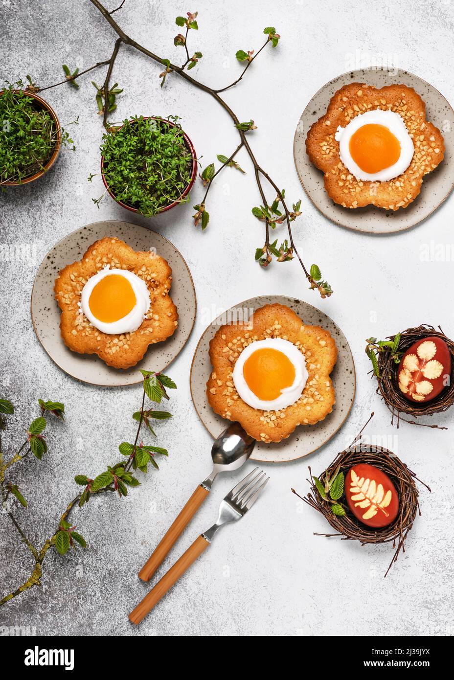 Hausgemachte süße osterblumen-Kuchen mit Aprikose, Puderbildung und gehackten Mandelnüssen. Stockfoto