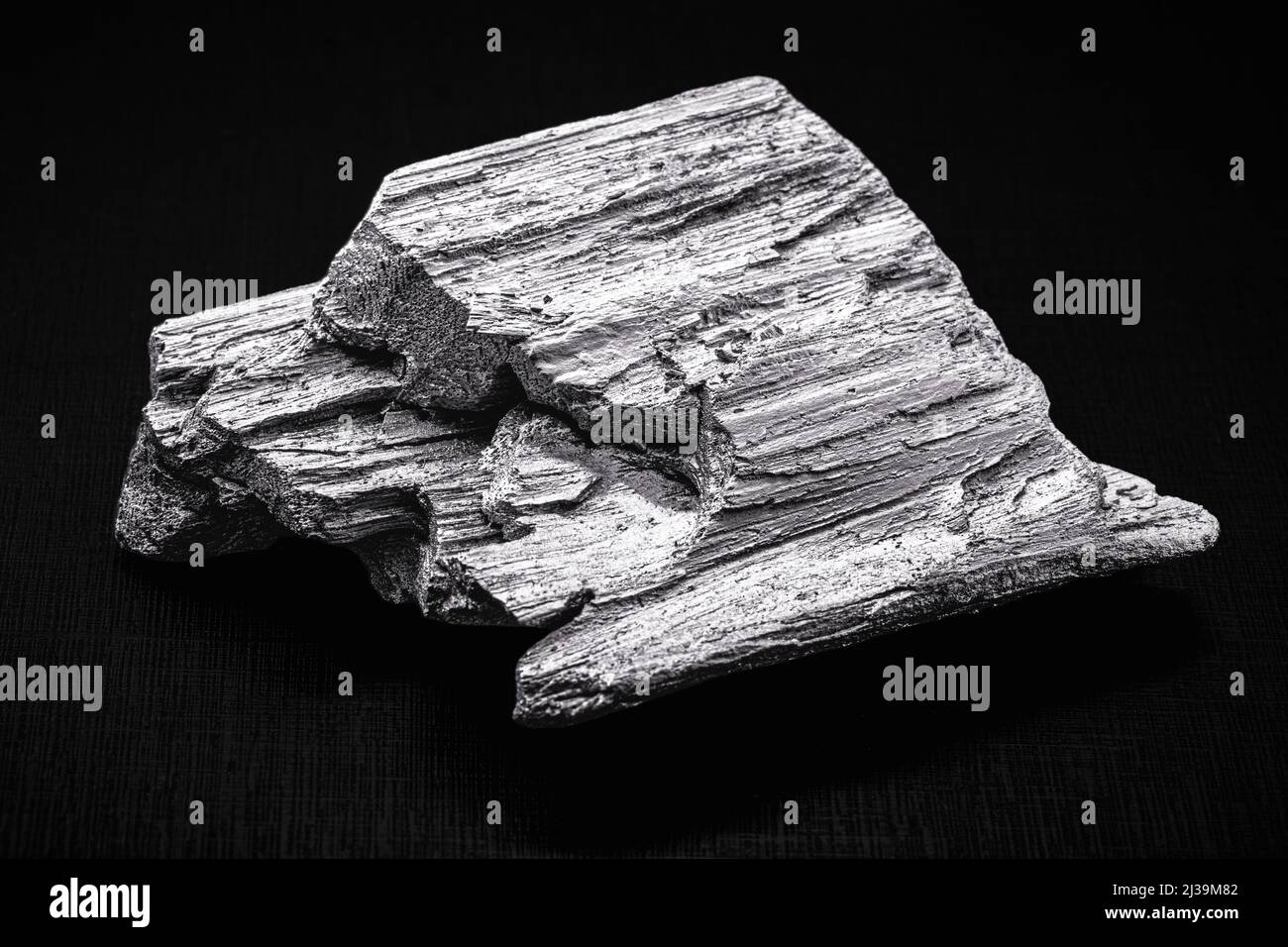 Tellur ist ein festes chemisches Element, das in der Metallurgie in Legierungen für Gusseisen, Edelstahl, Kupfer und Bleilegierungen verwendet wird. Stockfoto