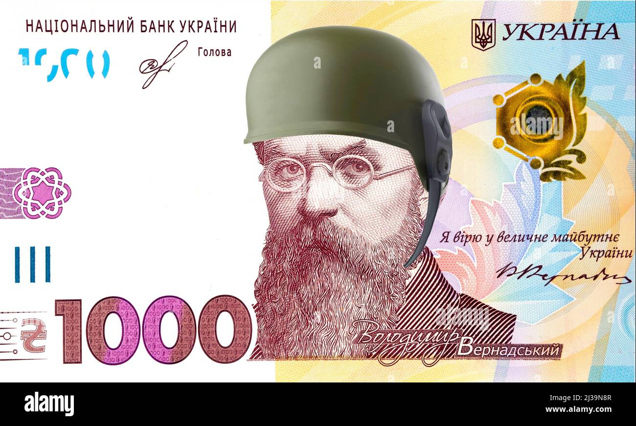 1000 ukrainische Griwna-Banknote mit Militärhelm. Montage. Konzept für Krieg in der ukraine und Wirtschaft. Stockfoto
