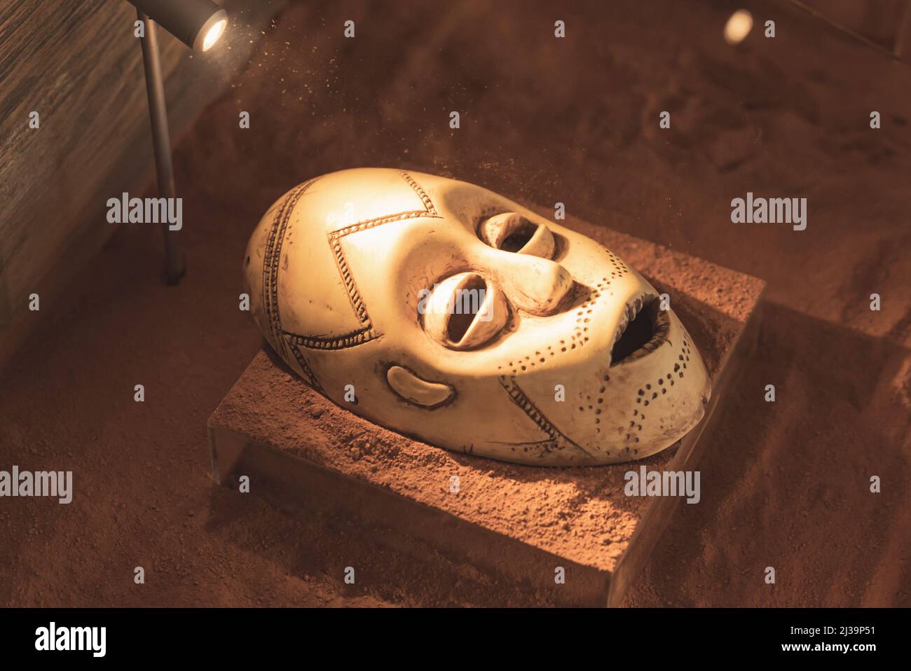 09.03.2021 Warschau, Polen. Schöne alte Elfenbeinmaske, die sich in einem Museum niederlegt. Alte Zeiten. Rituale. Hochwertige Fotos Stockfoto