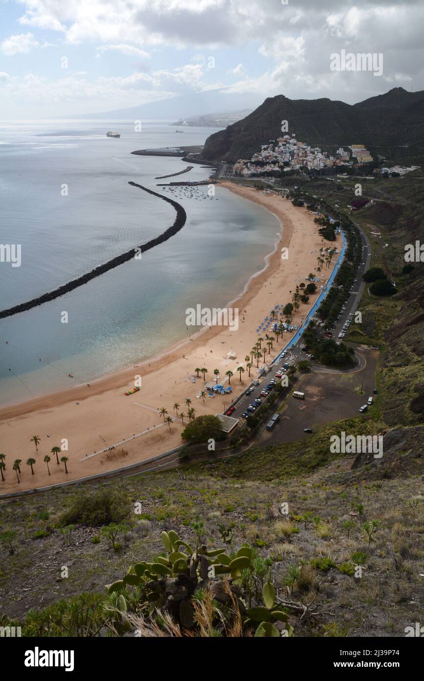 Der Playa de Las Teresitas, ein knstlicher Strand und sein Wellenbrecher,  San Andres, Anaga Mountains, Santa Cruz de Teneriffa, Kanarische Inseln,  Spanien Stockfotografie - Alamy
