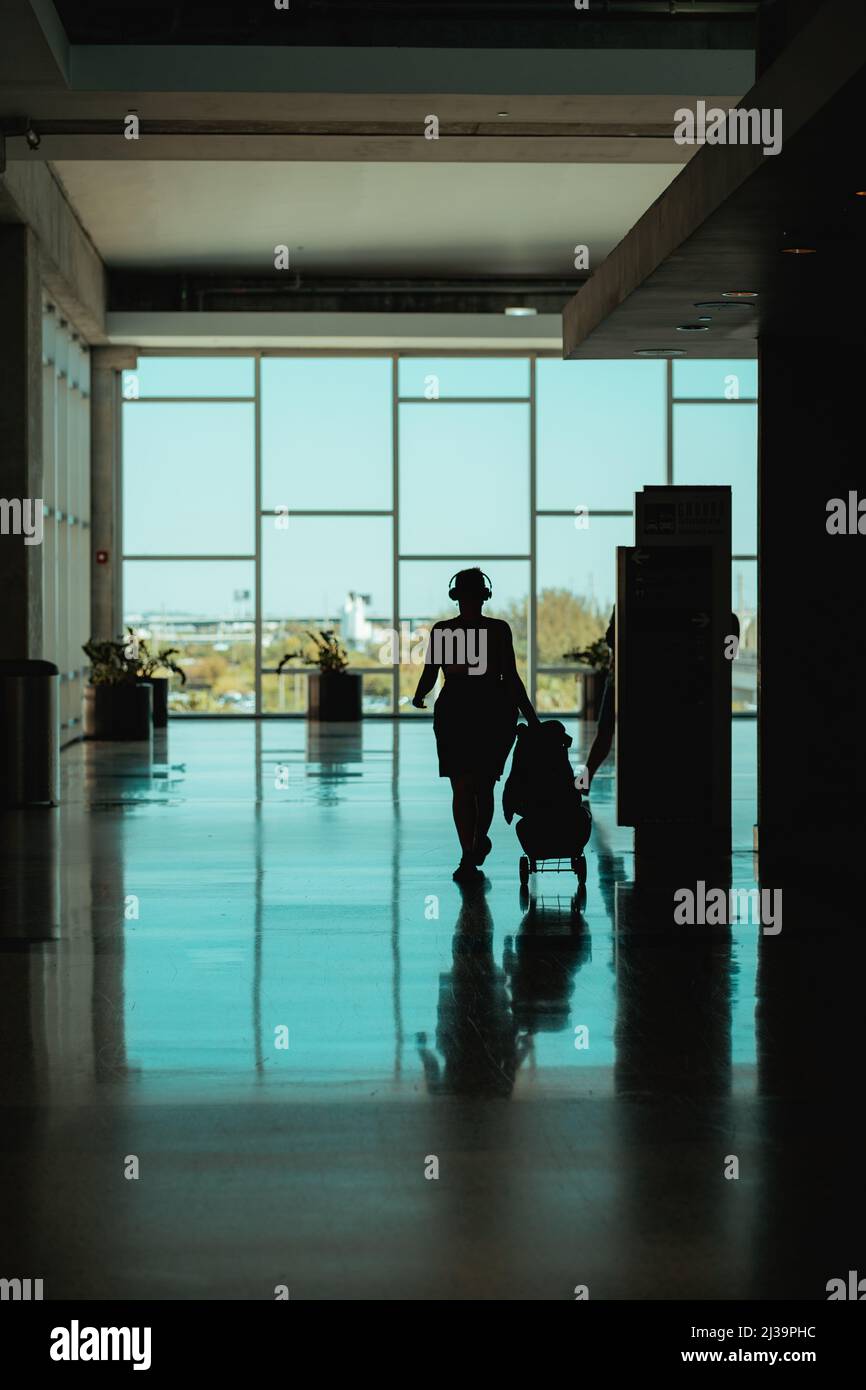 Frau Menschen Flughafen reisen Gepäck Stockfoto