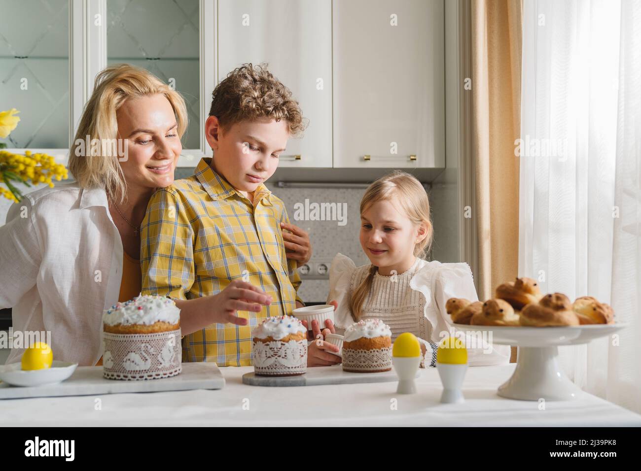 Mama und Kinder kochen gemeinsam in der Küche. Stockfoto