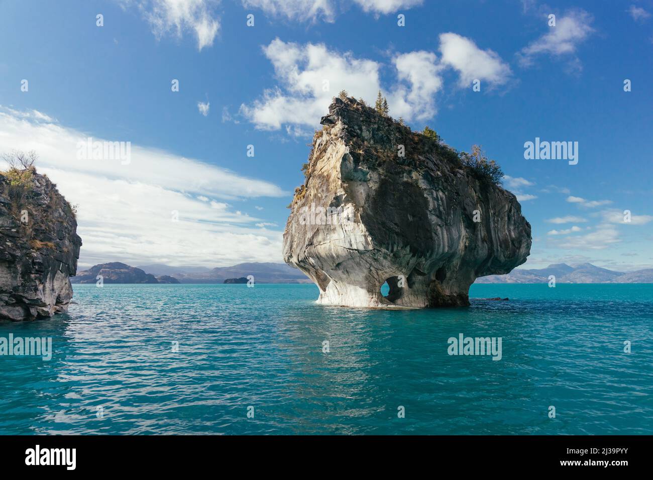 Marmorkapelle, umgeben von türkisfarbenem, unberührtem Seewasser. Stockfoto