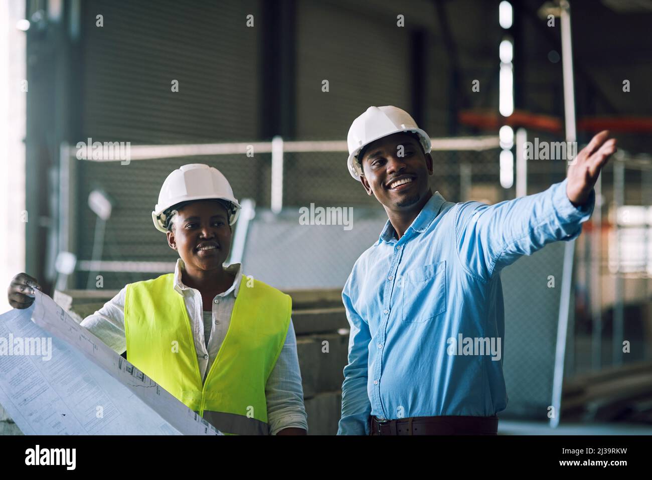 Der sichere Weg ist der intelligente Weg. Aufnahme von zwei Bauherren, die sich auf einer Baustelle treffen. Stockfoto