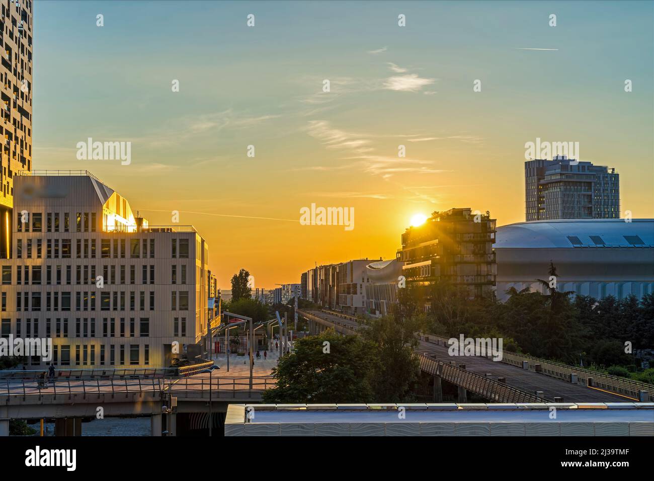 La Defense Business District in Paris bei farbenfrohem Sonnenuntergang mit den Völkern Stockfoto