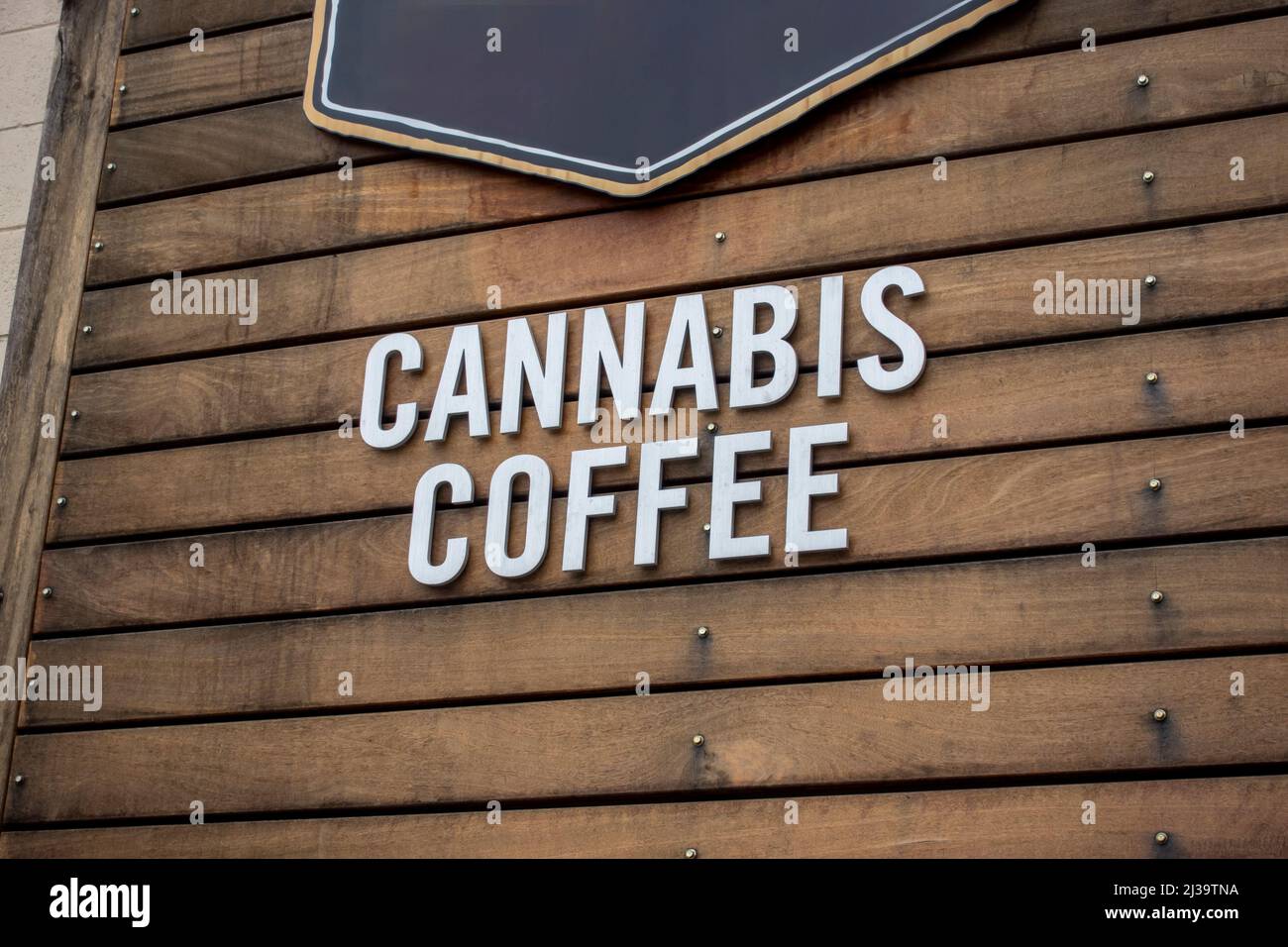 Blick auf die Worte Cannabis Coffee auf einem rustikal aussehenden Gebäude außen Stockfoto
