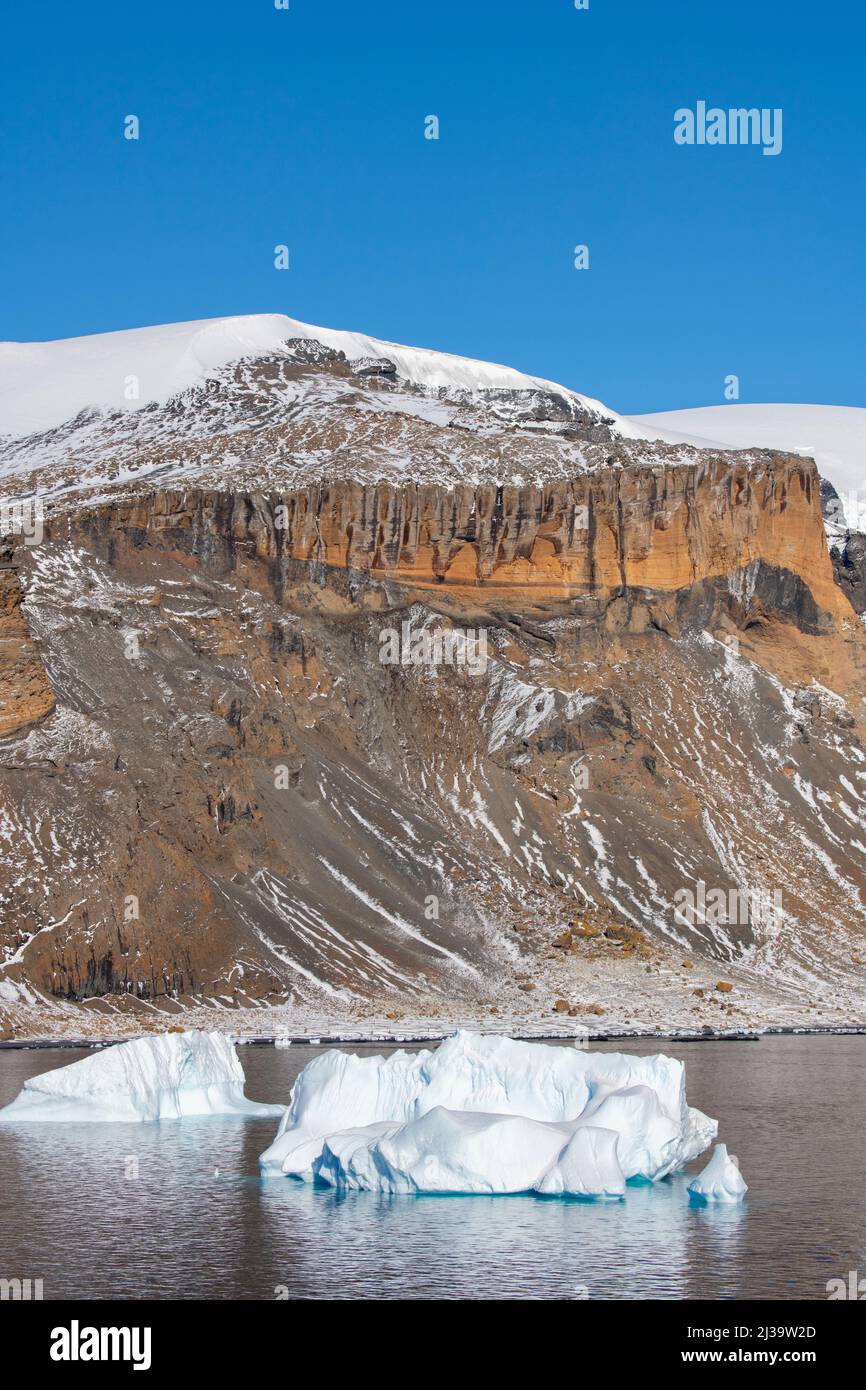 Antarktis, Tabarin-Halbinsel, Brown Bluff. Große vulkanische Basalt-tuya-Formationen. Stockfoto