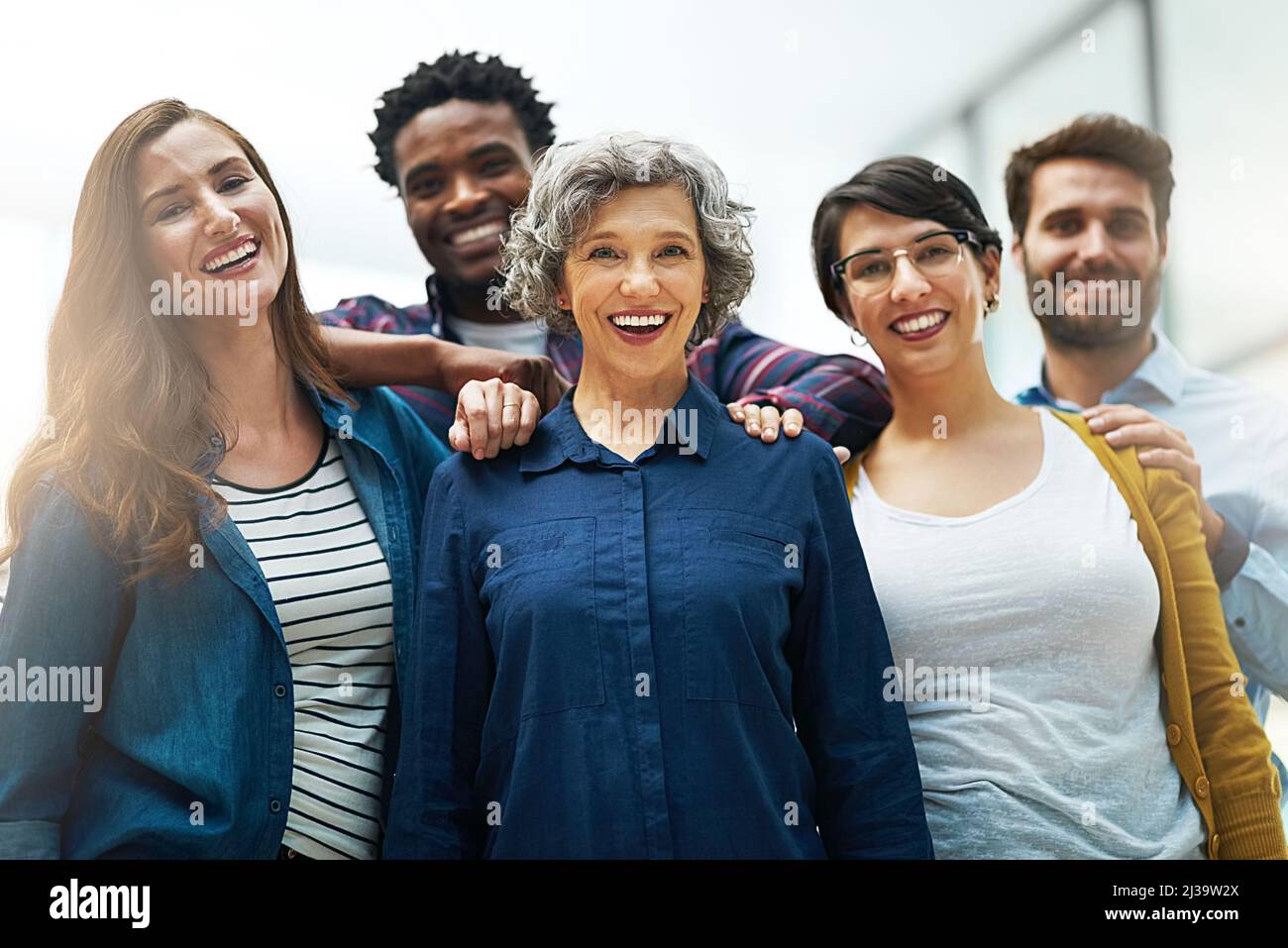 Wir alle glauben an die Vorteile der Teamarbeit. Porträt eines Teams kreativer Geschäftsleute, die im Büro zusammenstehen. Stockfoto