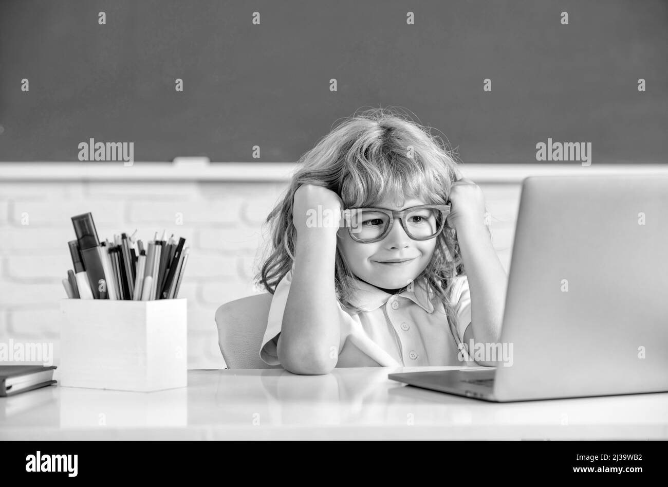 Konzept der Online-Bildung. Nerd Kind in Brille mit Laptop. 1. september. E-Learning Stockfoto