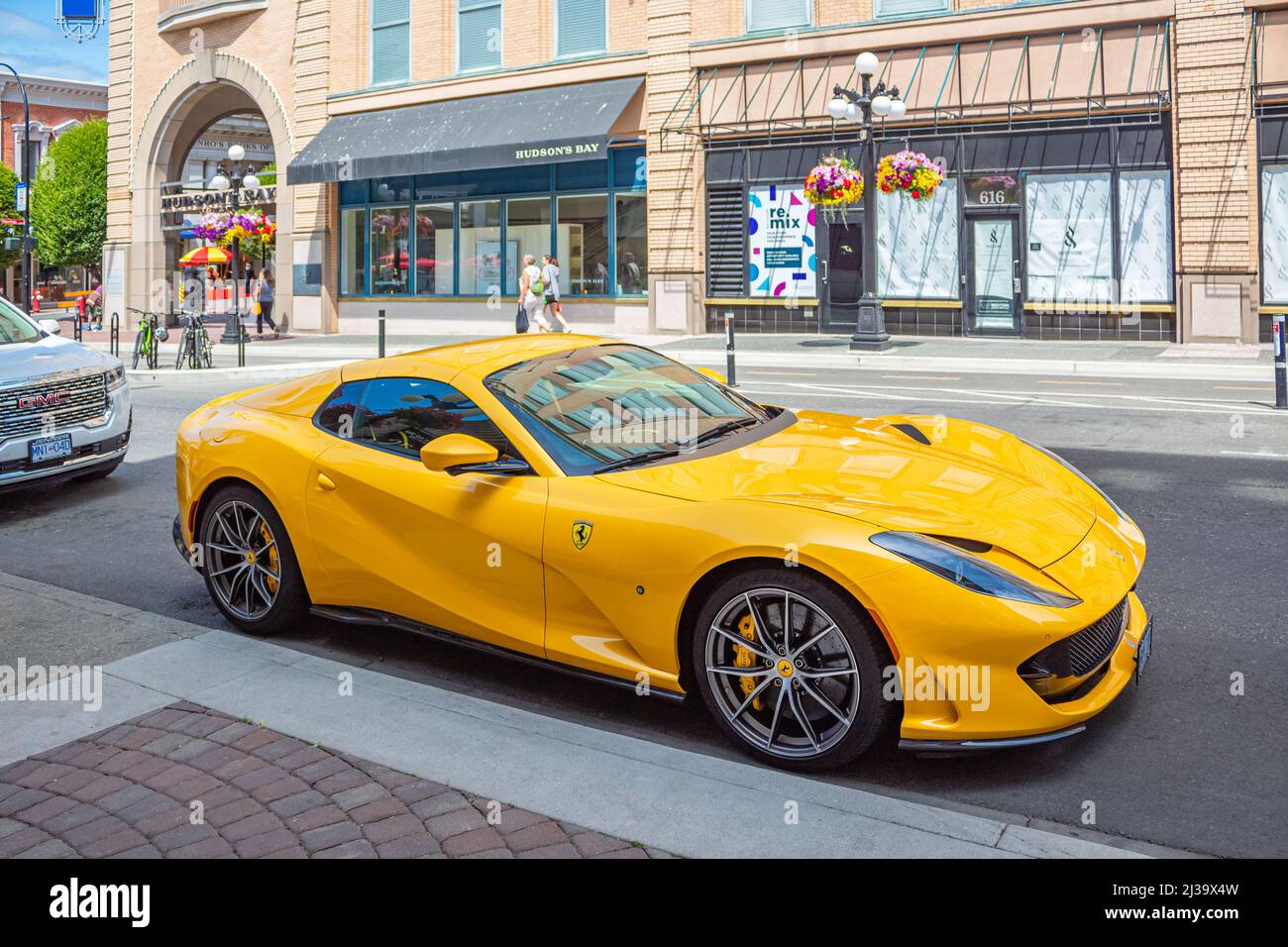 Ferrari 458 in gelber Farbe. Luxus-Sportwagen in Victoria City, BC, Kanada - Juli 23,2021. Straßenfoto, selektiver Fokus, Reisefoto, Konzeptfoto spo Stockfoto