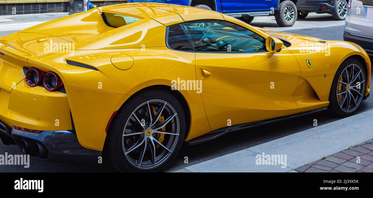 Ferrari 458 in gelber Farbe. Luxus-Sportwagen in Victoria City, BC, Kanada - Juli 23,2021. Straßenfoto, selektiver Fokus, niemand, Reisefoto, Konzept p Stockfoto