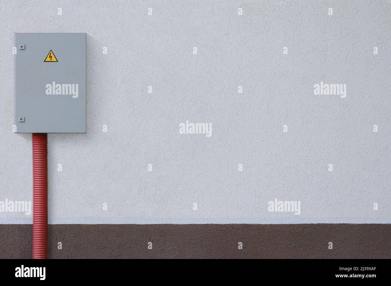 Stromverteilerverkabelung Schalttafel Außengerät, grauer Verteilerkasten, grauer Schrank, gelbes Hochspannungs-Warndreieck Stockfoto