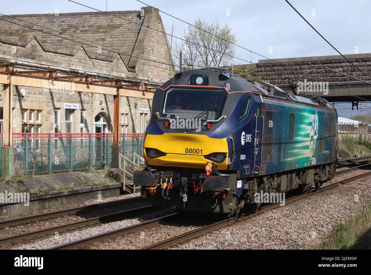 DRS-Baureihe 88 Bi-Mode Elektro-Diesel Lok, Nummer 88001 mit dem Namen Revolution, die am Mittwoch, 6.. April 2022, Carnforth auf der WCML durchquert hat. Stockfoto