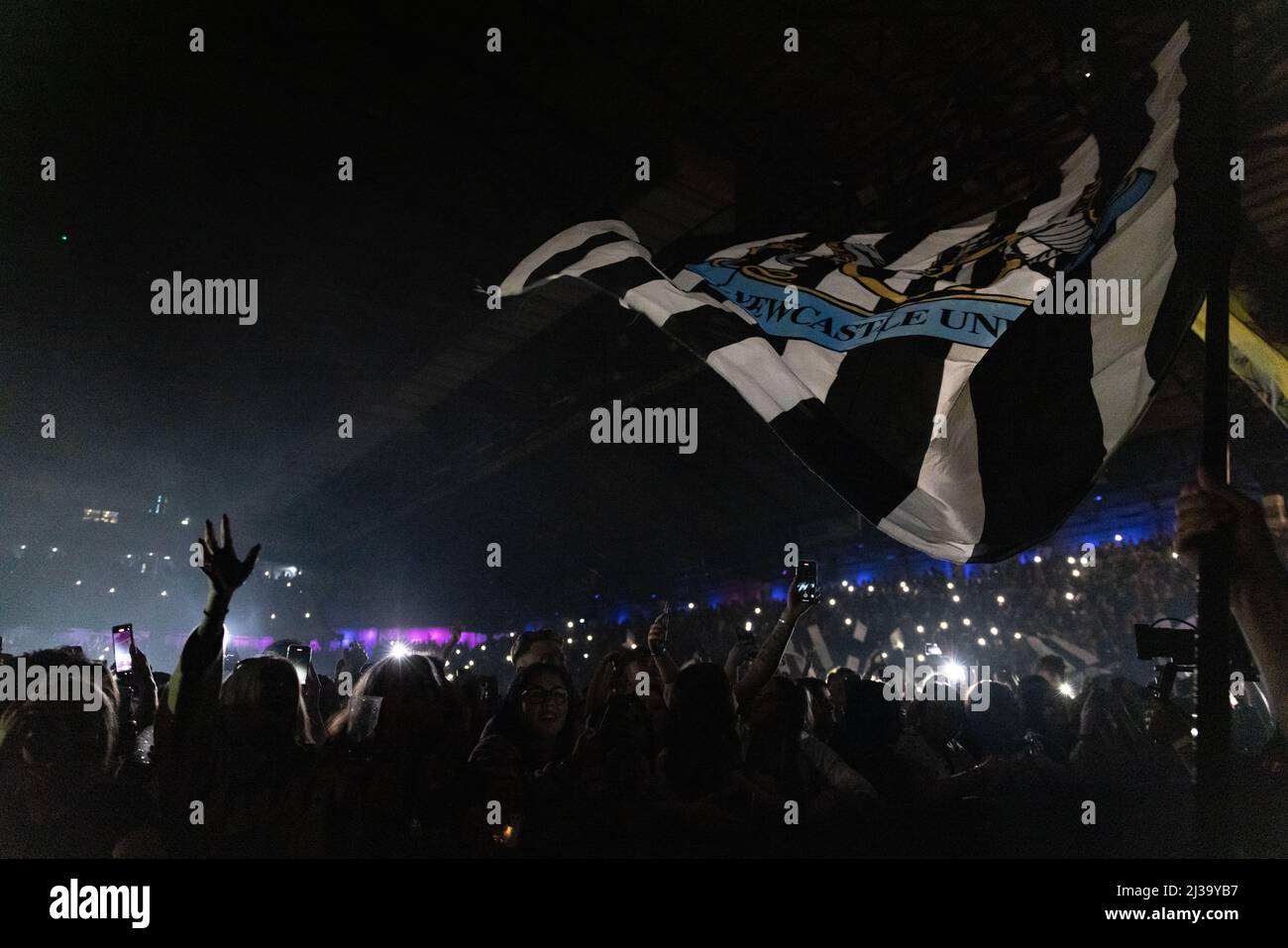 Newcastle, 6.. April 2022, Newcastle United flaggt am letzten Abend seiner UK-Tour in der Newcastle utilita Arena beim ausverkauften Hometown-Gig von Sam Fender Stockfoto