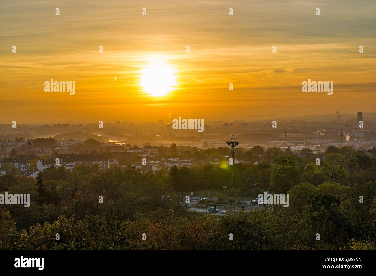 Farbenfroher Sonnenaufgang Über Den Vororten Von Paris, Verkehrsbäume, Lifestyle Stockfoto