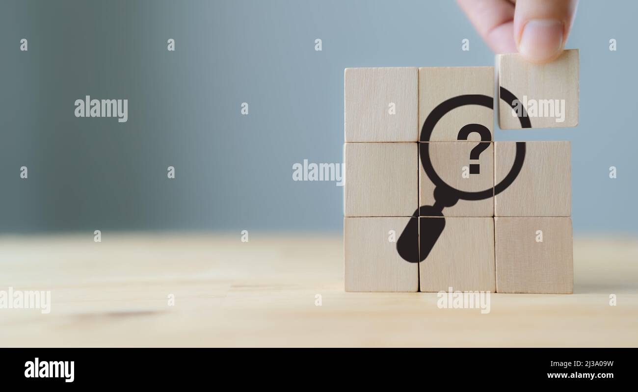 Problemanalyse und Ursachenanalyse. Definieren Sie Probleme, um eine Lösung zu finden. Die Holzwürfel mit Illustration Lupe zur Analyse Frage ma Stockfoto