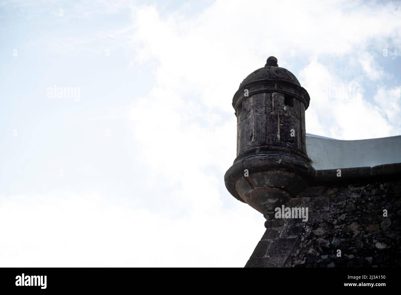 Niedriger Blick auf einen Teil einer Seeschutzfestung. Salvador Stadt, Bahia Staat, Brasilien. Stockfoto