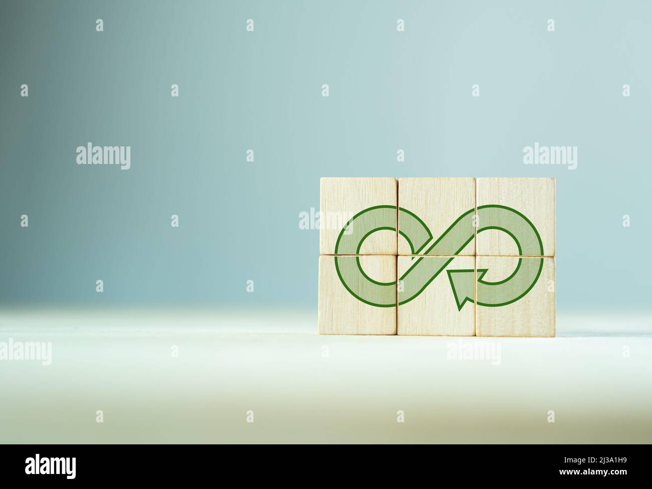 Green Eco Unendlichkeit, Netto Null, Kreislaufwirtschaft, erneuerbare Energie und retten die Welt Konzept. Nachhaltige Entwicklung. Die Holzwürfel mit grünem ec Stockfoto