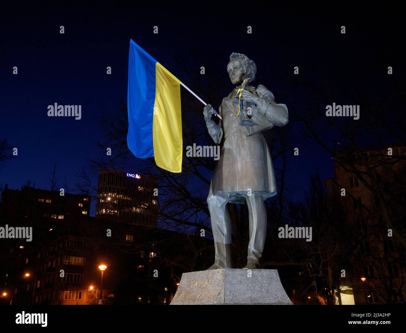 Taras Schewtschenko (ukrainischer Nationaldichter) Statue (Pomnik Tarasa Szewczenki), Warschau, Polen auf diesen Fotografien hält Schewtschenko die ukrainische Flagge. Stockfoto