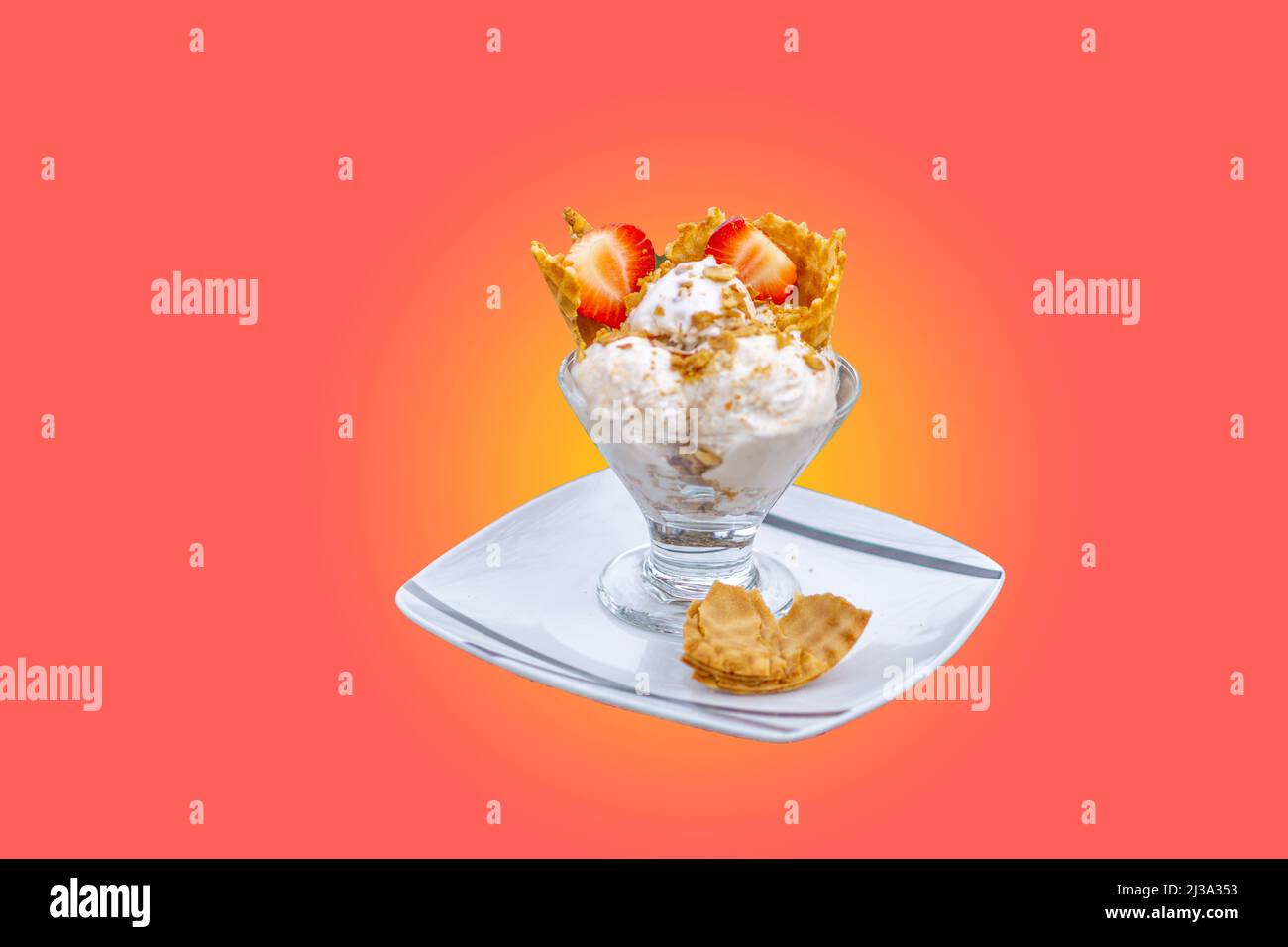 Hausgemachtes Eis auf orangefarbenem Hintergrund isoliert. Stockfoto